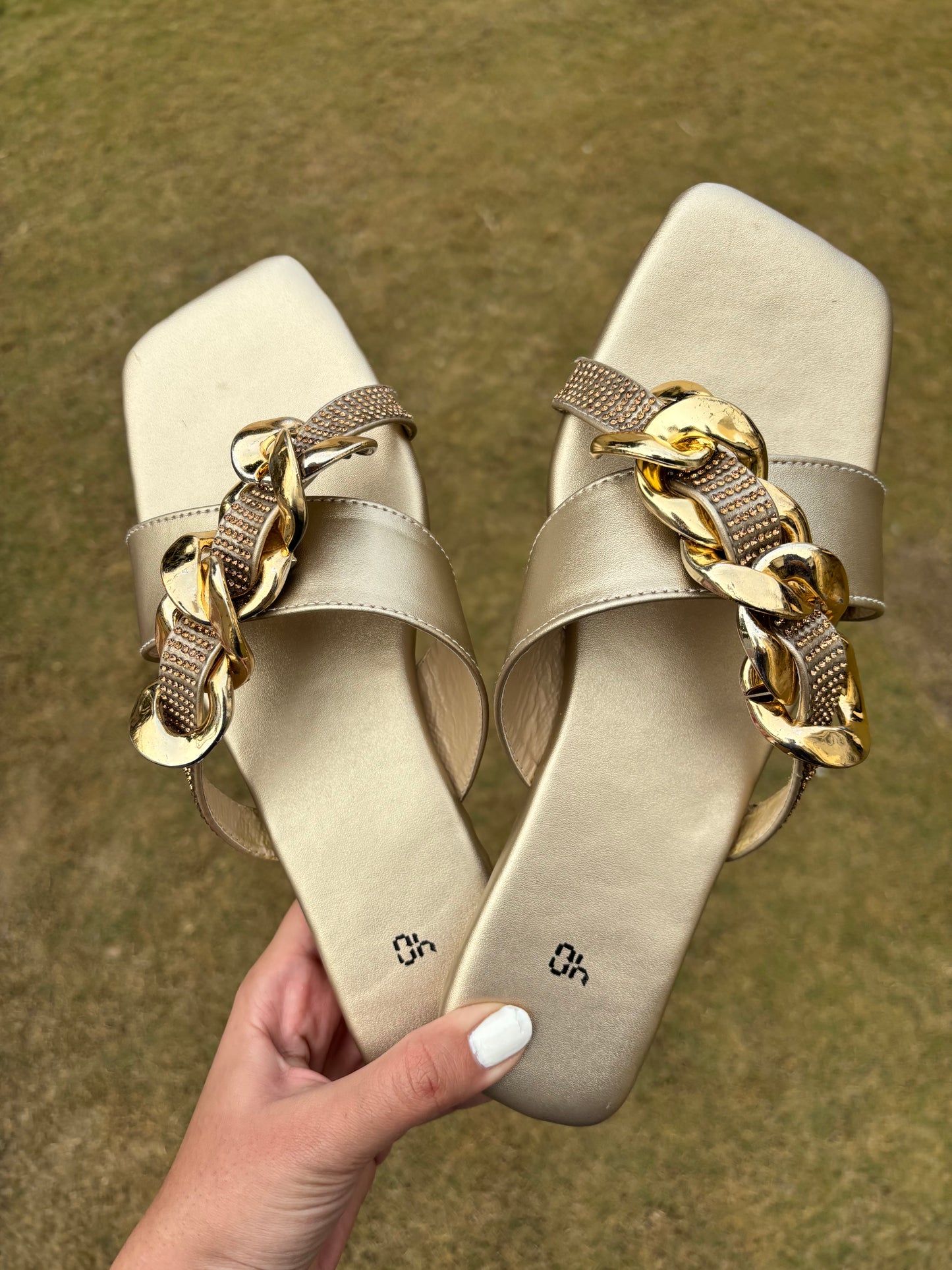 Mizna Chappals